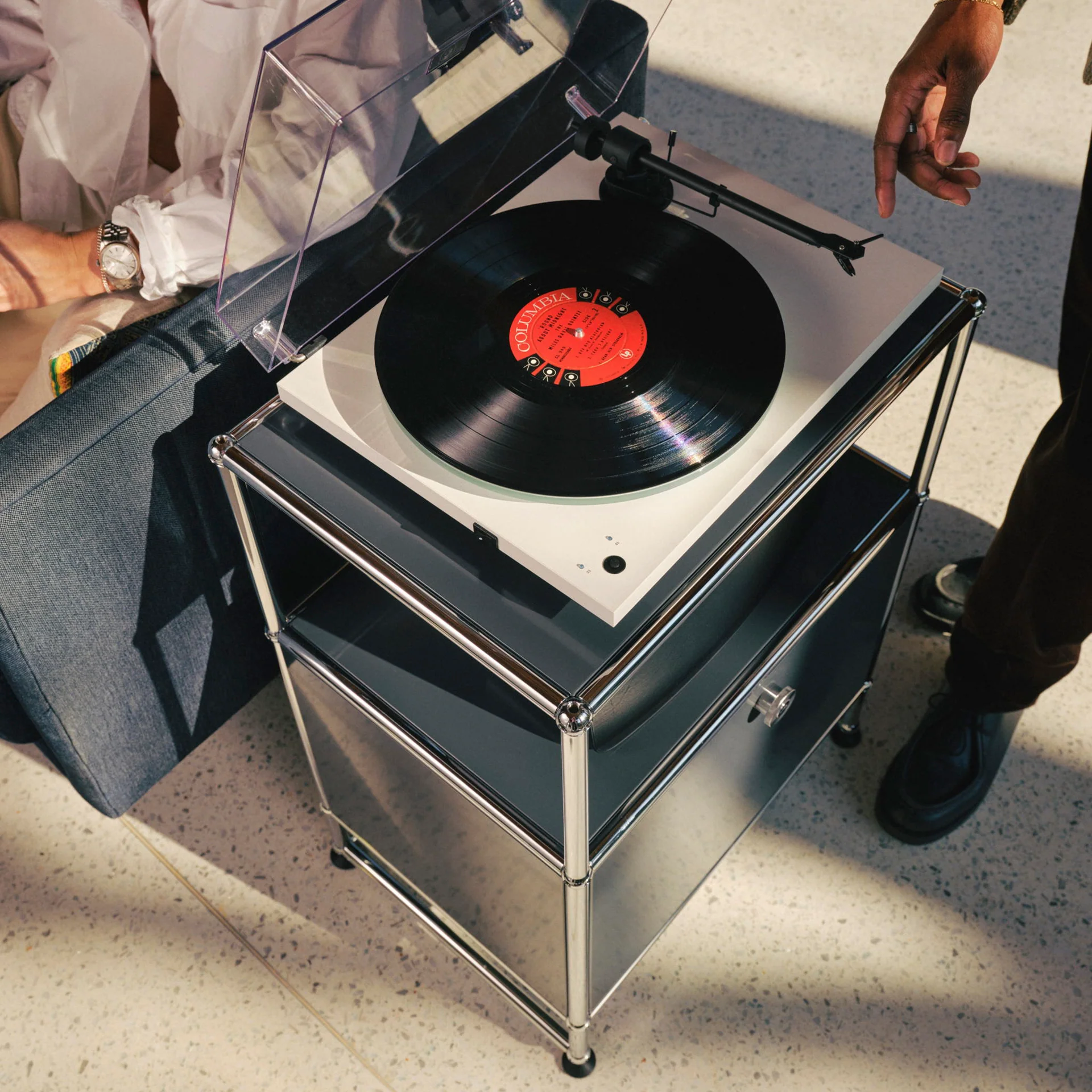 USM x Symbol Record Stand 21" - Image 3