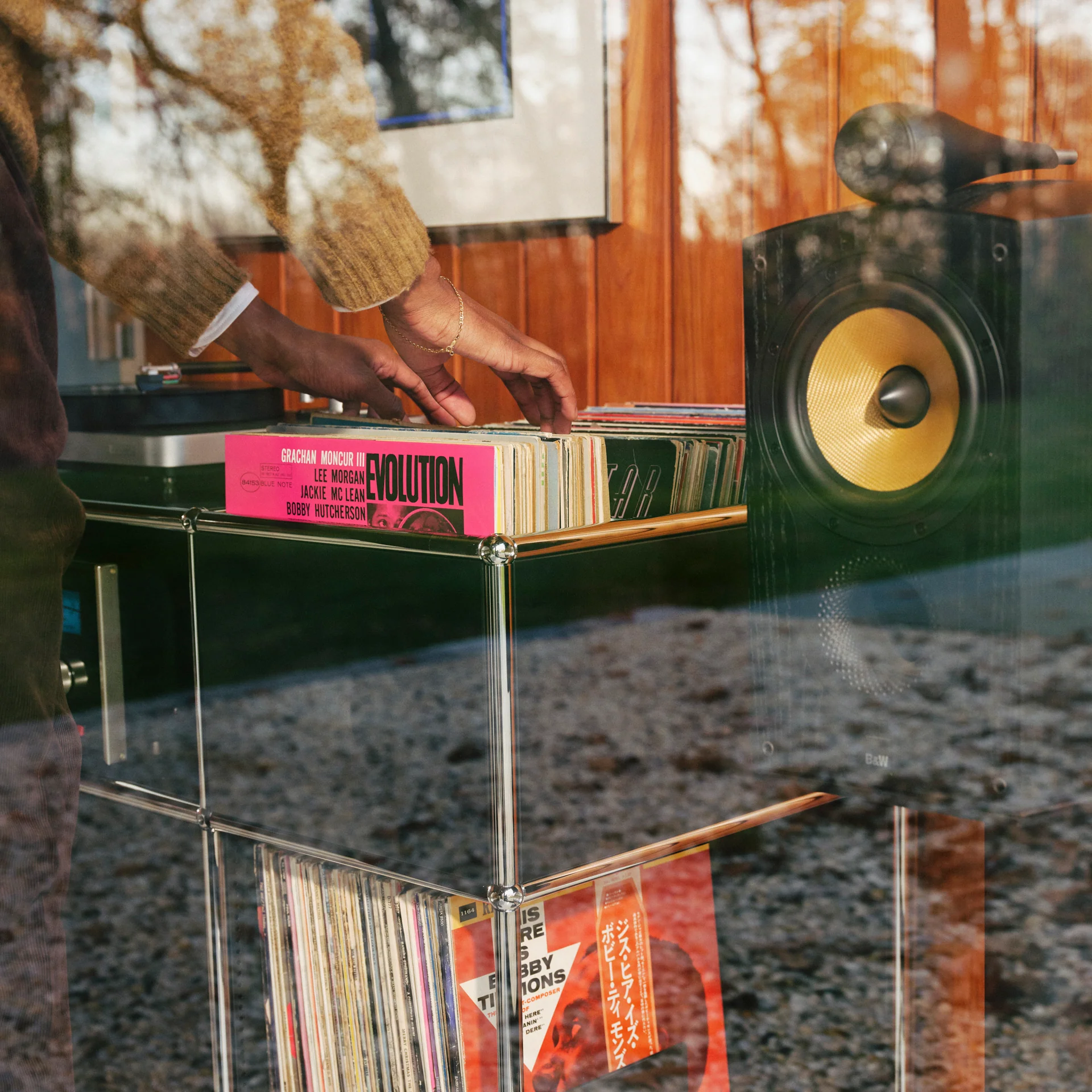 USM x Symbol Record Stand 45" - Image 4