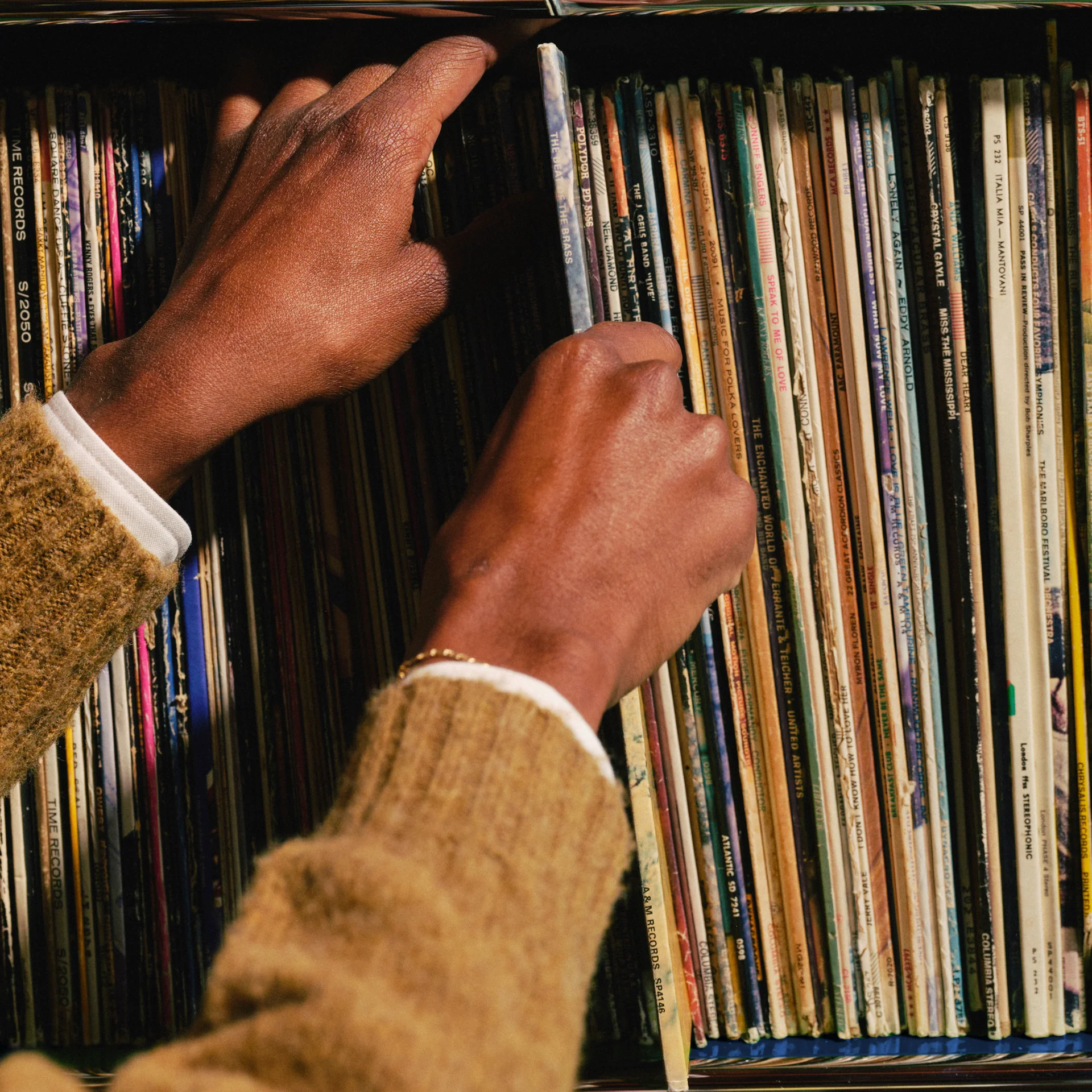 USM x Symbol Vinyl Display Cabinet 3x2 - Image 3